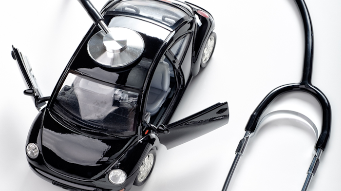 Das Bild stellt ein Modellauto dar, auf dessen kleiner Motorhaube ein Stethoskop platziert ist. Dies symbolisiert das Konzept der "Autodiagnose" oder "medizinischen Untersuchung" eines Fahrzeugs. Es kann als Metapher für den Prozess der Fahrzeugprüfung oder -wartung verstanden werden, bei dem die "Gesundheit" des Autos untersucht und diagnostiziert wird.